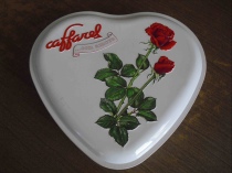 Scalola di latta a forma di cuore con due rose - Caffarel